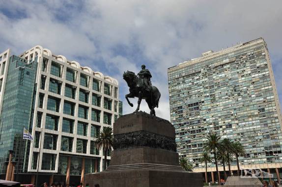 A imponente estátua em honra ao General Artigas, o maior heroi nacional, na Plaza Independencia, no Centro Velho de Montevideo, no Uruguai